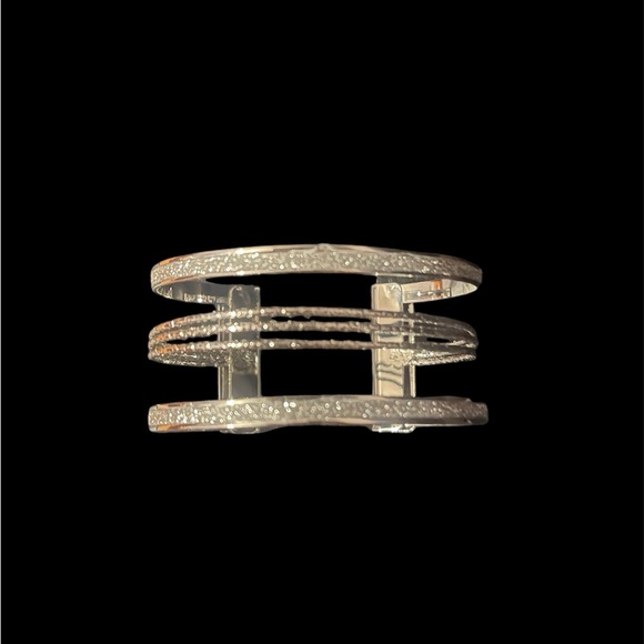 🎉HP🎉Beautiful, hollow silver cuff bracelet with glitter detail.$21🎉HP🎉 - Picture 3 of 9